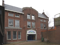 906869 Gezicht op de voorgevel van het voormalige zwembad OZEBI (thans: Snooker & Pool Centrum, Biltstraat 4) te Utrecht